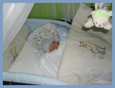 Matyášek, 4.den - první spinkání v postýlce