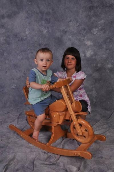 sárinka a vojtíšek motorka.jpg