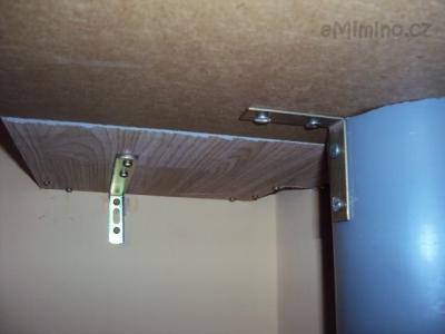 detail spoje desky k trubce a desky ke zdi