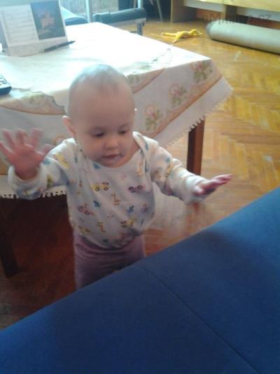 maminko stojim :-) 10 mesicu