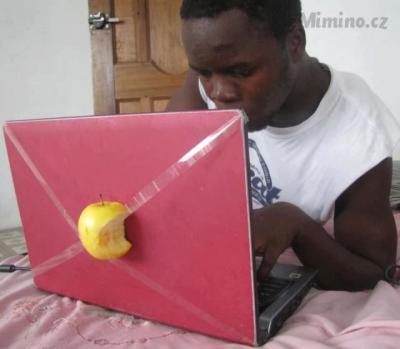 Nejnovější Apple notebook s 3D jablkem!!!.jpg