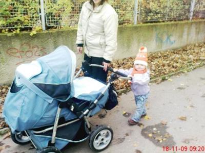 Lucí a kočárek 2.JPG