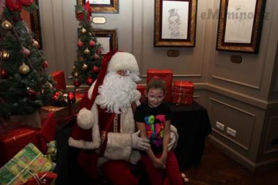 Natalie with Santa - Hard Rock Cafe Brussels - Christmas Breakfast 2013 - 2.JPG