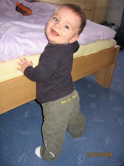(: stojí sám :)