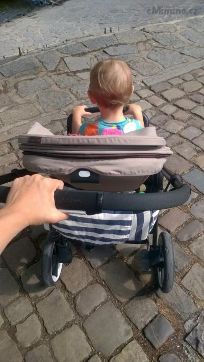 ovladatelný jednou rukou i na kostkách - jenom mírne drncá