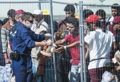 2427687-img-madarsko-roszke-imigranti.jpg