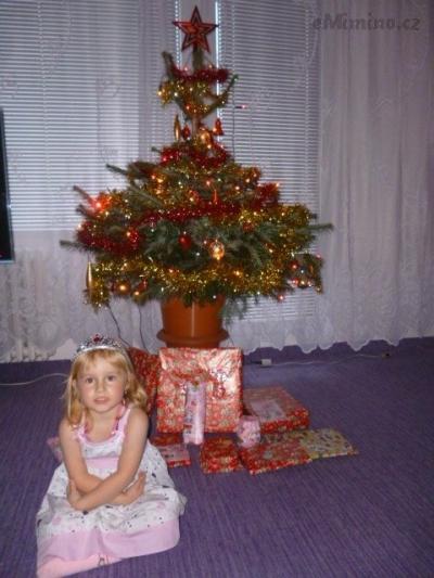 Lucinka a dárky.JPG