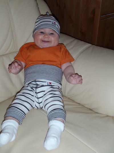 MAMINKA NA MĚ DĚLÁ BLBOSTI ABYCH SE SMÁLA.JPG