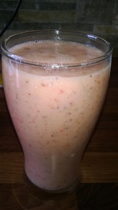 smoothe s banánem a broskví a jahodami s chia.jpg