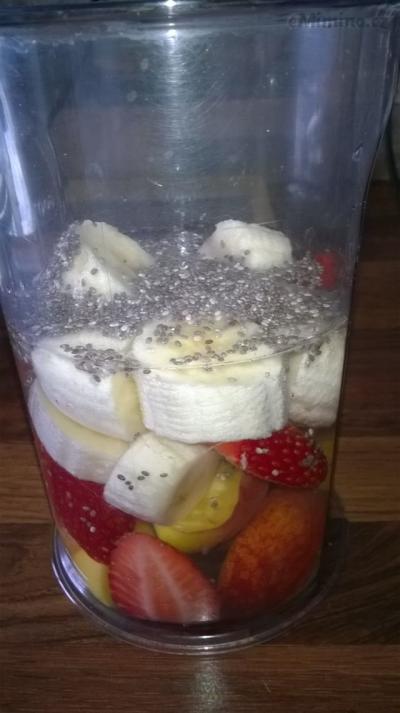 smoothe s banánem jahodami a broskví a samozřejmě chia.jpg