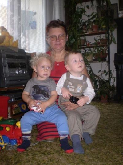 s bratránkem a babičkou