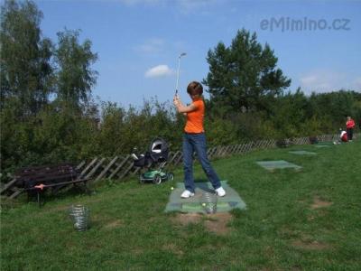 máma se pokouší hrát golf