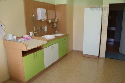 Porodnice Karlovy Vary. Karlovarská krajská nemocnice a porodnice a.s., Gynekologicko-porodnické oddělení: Standardní pokoj pro budoucí maminky.