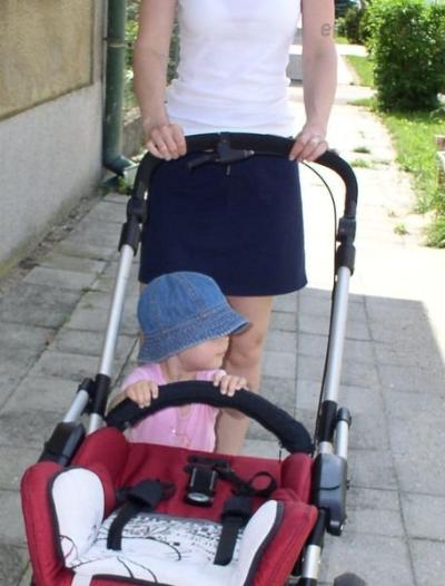 malá před sebou tlačí Reverse.JPG