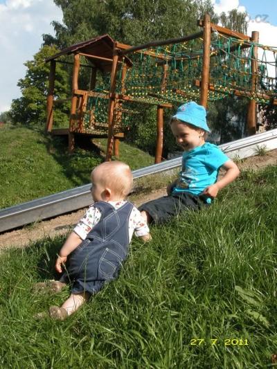 Bráškové na hřišti.jpg