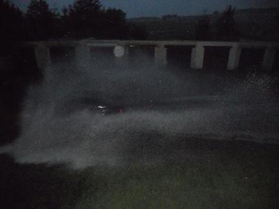 laguna mezi garážemi a paneláky