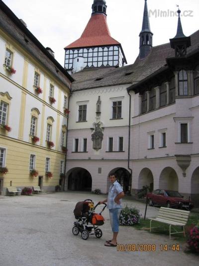 na nádvoří zámku