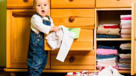 Dítě a úklid: 5 domácích prací, které zvládnou i ti nejmenší