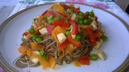 Pohankové soba nudle s paprikou, hráškem a mrkví