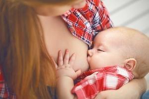 Maminky nahoře bez: Proč se nebojíme kojit na veřejnosti