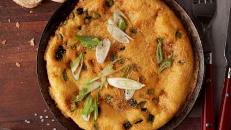 Pestrá vaječná frittata s cuketou a cherry rajčátky
