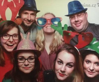 Z posledního vánočního večírku: horní řada zleva Martin, Zuzka, Bohdan, dole zleva Zuzi, Blanka, And