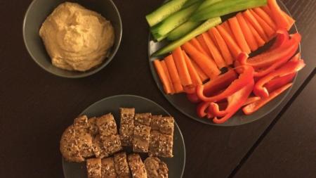 Hummus s hranolkami z čerstvé zeleniny