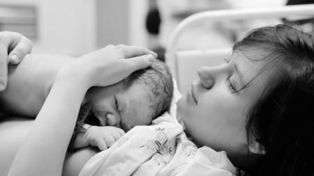 Porod během staletí: Morfium, kleště a vysoká úmrtnost