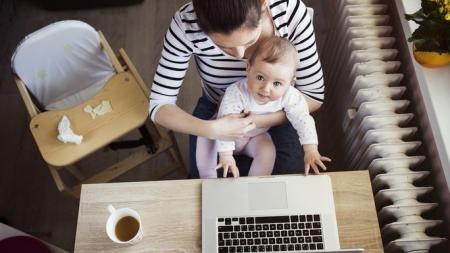 Práce s dítětem na klíně? Nebojte se investovat do hlídání