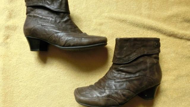 Hnědé kožené kotníkové boty na podpatku zimní Medicus