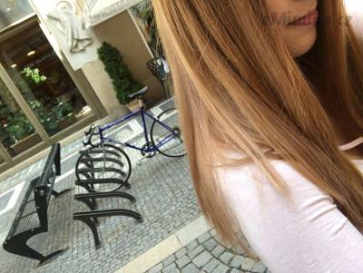 Vzadu mám vlasy víc do blond, řekla bych.