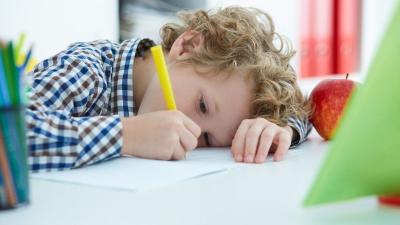 Děti v Česku nejsou tak zatížené úkoly, jako například v Rusku. Zdroj: Vitali Michkou / Shutterstock