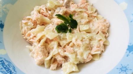 Losos s těstovinami ve smetanovo-mozzarelové omáčce