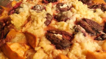 Jablečný a švestkový crumble