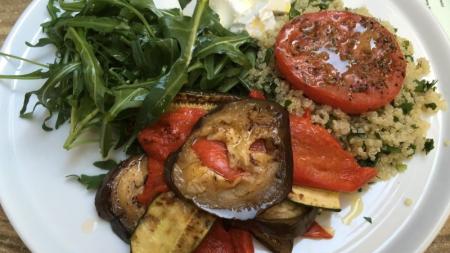 Vegetariánův sen – grilovaná zelenina s quinoou, rukolou a feta sýrem