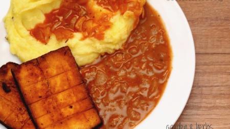 Cibulová omáčka s bramborovou kaší a opékaným tofu