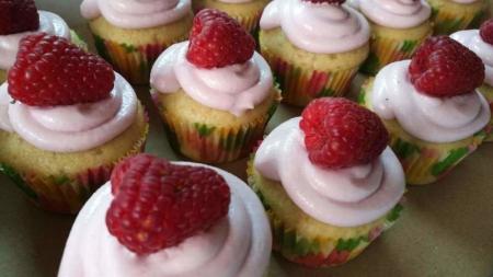 Malinové cupcakes