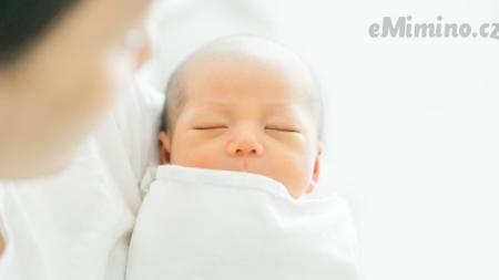 Ach jo, to kojení: Nepřibírání, převažování a mordování miminka i maminky