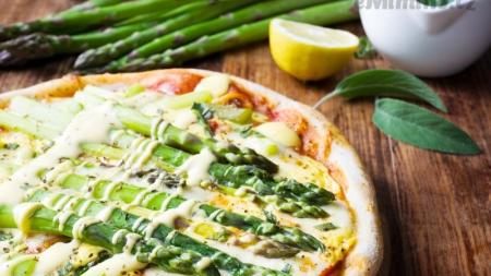 Pizza s kozím sýrem a chřestem
