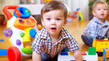 Stát chce finančně podporovat mikrojesle a dětské skupiny, aby maminky mohly jít do práce