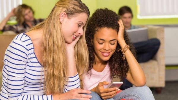 Kyberšikana se může týkat každého. Zdroj: wavebreakmedia / Shutterstock, Inc.