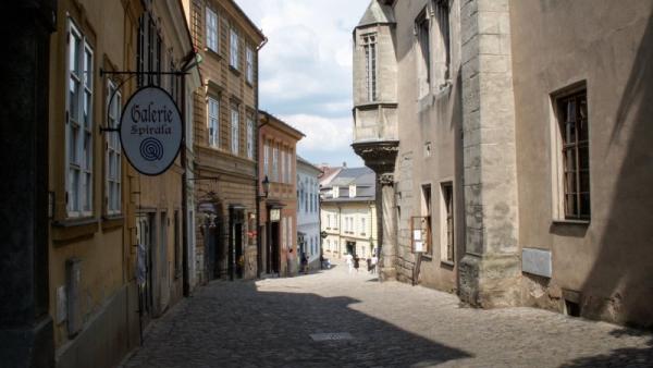 Centrum Kutné Hory s historickými domy a vkusnými krámky se suvenýry.