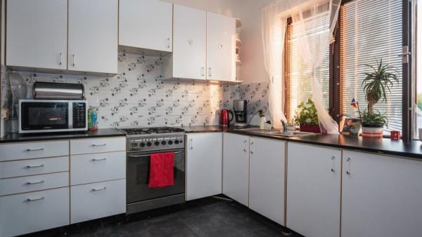 Kuchyně před rekonstrukcí, zdroj: Wüstenrot