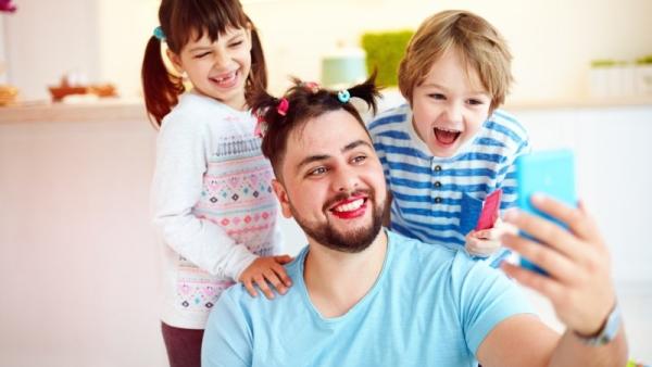 S tatínky si děti užijí spoustu legrace. Zdroj: Olesia Bilkei / Shutterstock, Inc.