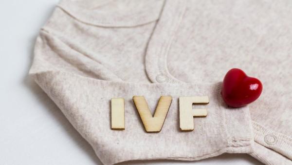 Od příštího roku by mohlo být více hrazených pokusů IVF. Zdroj: Viktoriia Adamchuk / Shutterstock, I