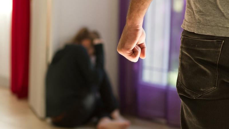 Oběti se často bojí svěřit se se svým trápením. Zdroj: sdecoret / Shutterstock, Inc.