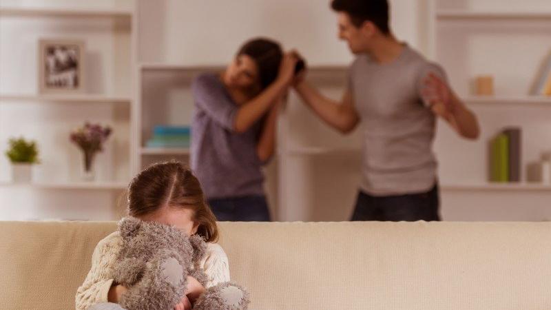 Domácí násilií se může týkat nejen dospělých, ale také dětí. Zdroj: VGstockstudio/ Shutterstock, Inc