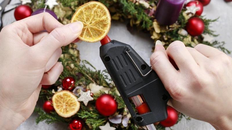 Dekorace nejlépe připevníte tavící pistolí. Zdroj: Agnes Kantaruk / Shutterstock, Inc.