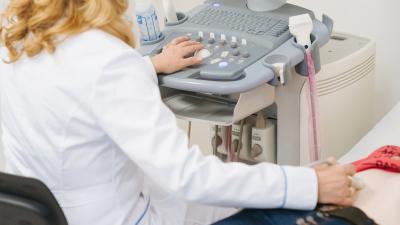 U holčiček probíhá vyšetření pomocí ultrazvuku. Zdroj: Shutterstock.cz.