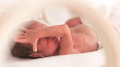 Lékaři mohou zachránit miminko narozené na začátku 6. měsíce. Zdroj: OndroM / Shutterstock, Inc.